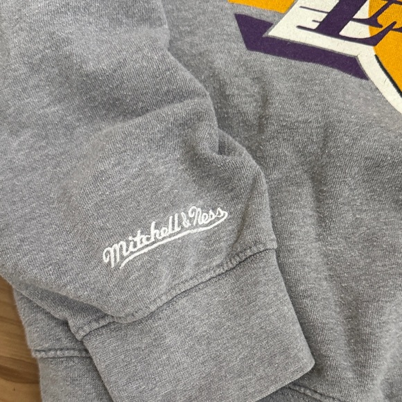 Mitchell & Ness Los Angeles Lakers Gray Crewneck with Purple & Gold Logo - Picture 2 of 9